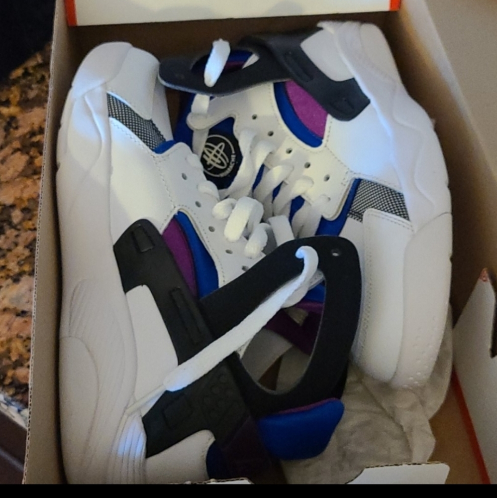 MOVING SALE. EVERYTHING MUST GO! Nike hurrache flight. Sz 5Y. Like new!